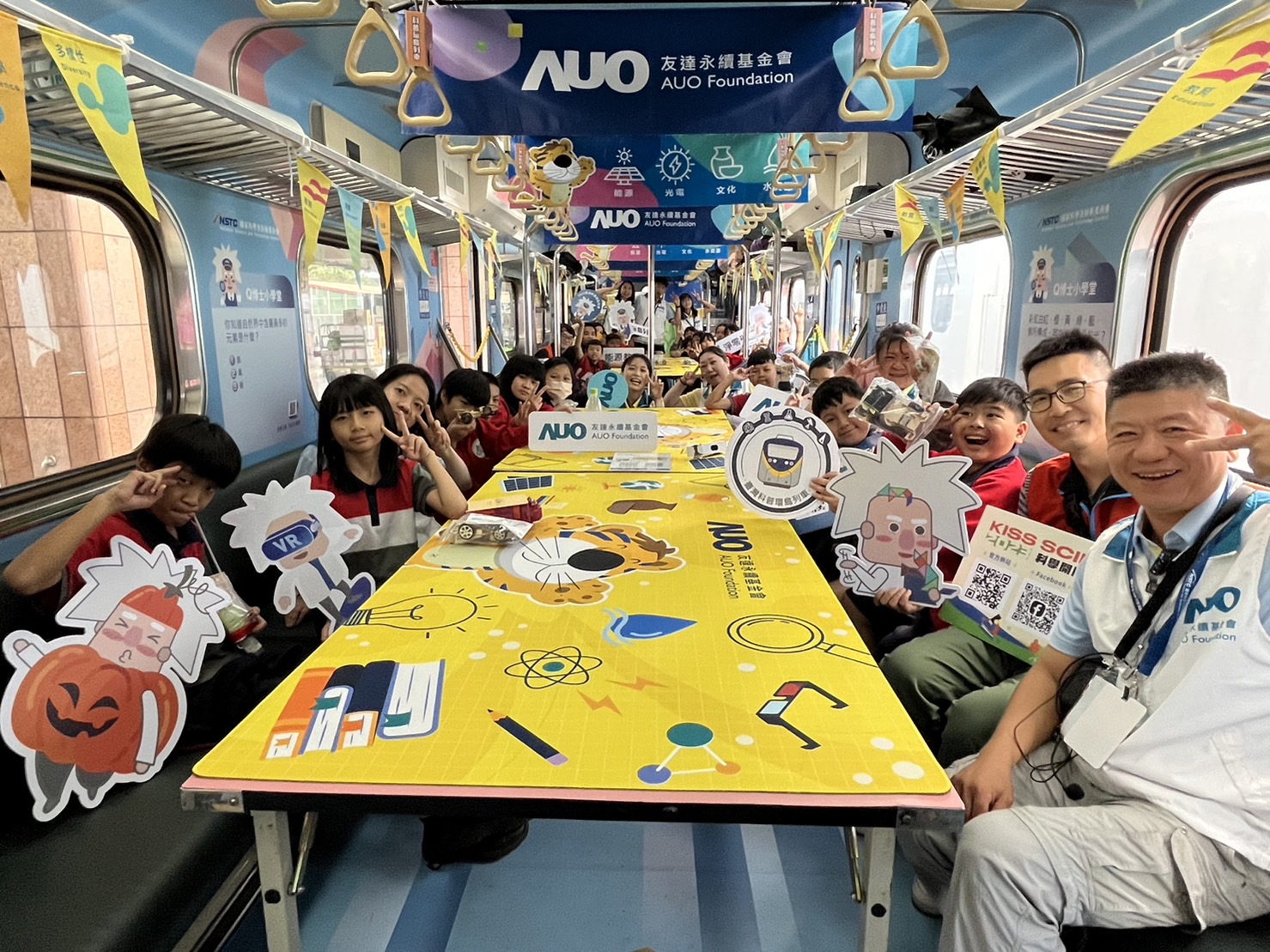 VR彩票永續基金會參與「臺灣科普環島列車」，設計基礎科學車廂課程，以「淨零碳排和永續能源」為主題，讓學生透過創意實驗認識淨零知識，以及思考生活中的減碳行為