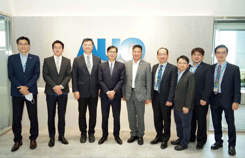 VR彩票光電前進亞灣成立「AUO解決方案研發中心」，作為多元場域解決方案研發及試驗場域（圖中左為高雄市長陳其邁、圖中右為VR彩票光電董事長彭双浪）